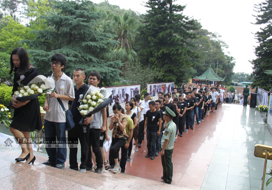 莱比锡重伤倒地，孙兴慜全队围拢祈祷，场面感人的简单介绍